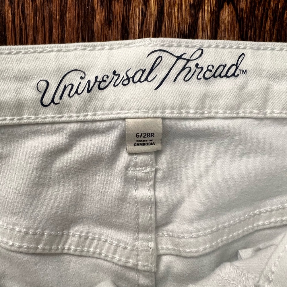White skinny jeans.